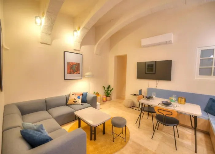Stylish & Traditional 1 Bedroom Apartment Ddem1-1