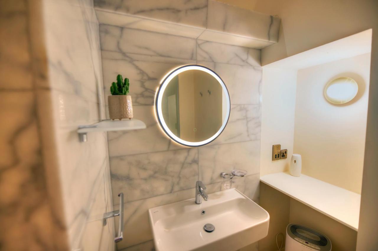 Stylish & Traditional 1 Bedroom Ddem1-1 *